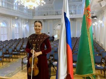 Klassikadan etno çenli: skripkaçy Aýbölek Muhyýewanyň köpugurly zehini