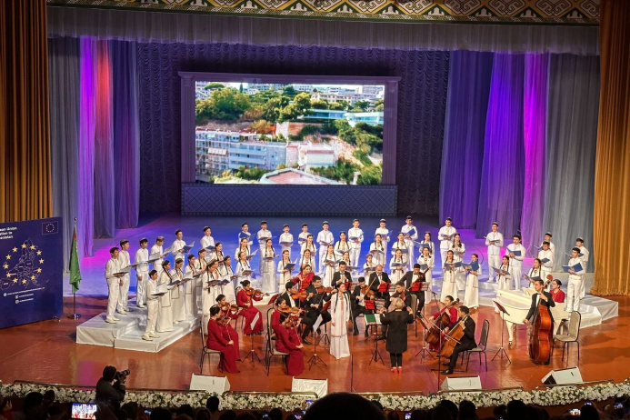  Saz we çagalar: türkmen paýtagtynda ýaş aýdymçylaryň konserti geçirildi