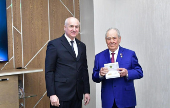 Tatarystan Respublikasynyň Döwlet Geňeşçisine Türkmenistanyň ýadygärlik nyşanlary gowşuryldy